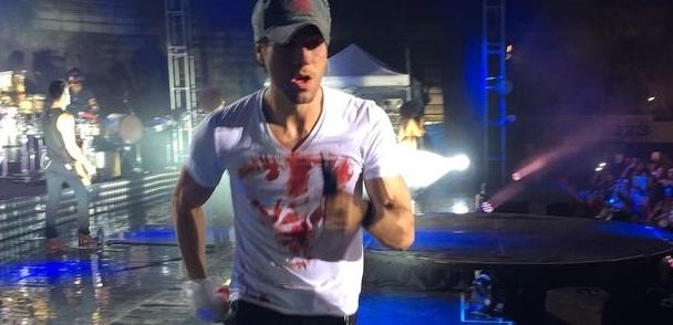 Enrique Iglesias, plin de sânge pe scenă! Artistul a fost accidentat grav în timpul unui concert susținut în Mexic (VIDEO)