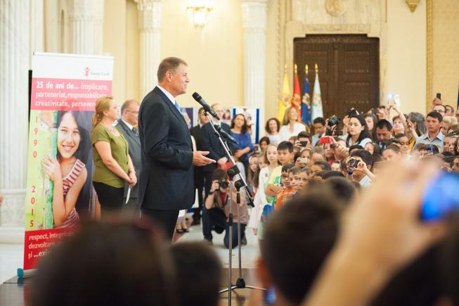 UPDATE: Legea prin care se dublează alocaţiile copiilor a fost promulgată de preşedinte. Ce spune premierul Ponta 