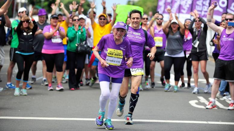 Harriette Thompson (92 de ani) este cea mai vârstnică femeie din lume care reuşeşte să termine  maratonul ce a avut loc duminica trecută la San Diego