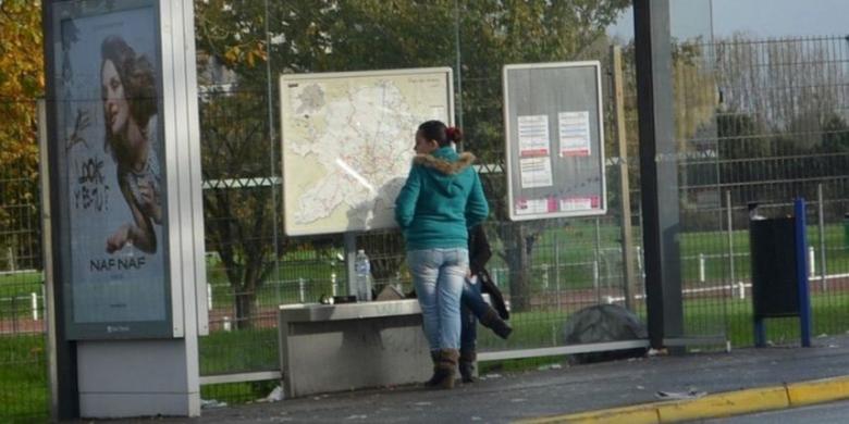 Proxeneți din România negociau trotuare în orașe franceze. În funcție de zonă își plasau și fetele