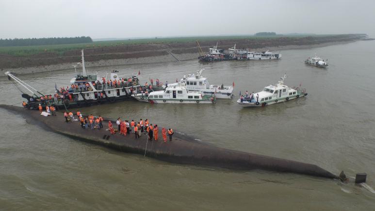 O fotografie pe zi: 3 iunie 2015 - Vas de croazieră scufundat pe fluviul Yangtze din China
