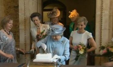 Regina Elisabeta, învinsă de ... o prăjitură (Video)