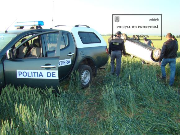 Au încercat să fugă de POLIȚIȘTI, însă au ajuns tot pe mâna lor. Ce au pățit trei CONTRABANDIȘTI Au încercat să fugă de POLIȚIȘTI, însă au ajuns tot pe mâna lor. Ce au pățit trei CONTRABANDIȘTI