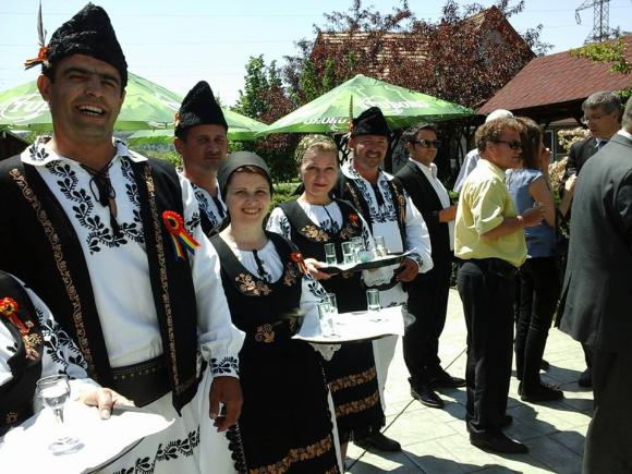 Elveţienii din Laussane, încântaţi de obiceiurile şi tradiţiile româneşti Elveţienii din Laussane, încântaţi de obiceiurile şi tradiţiile româneşti