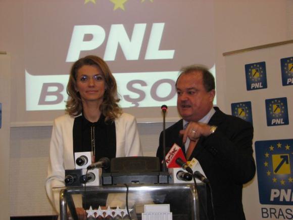 PNL şi-a îngropat moţiunea de cenzură cu ajutorul DNA PNL şi-a îngropat moţiunea de cenzură cu ajutorul DNA