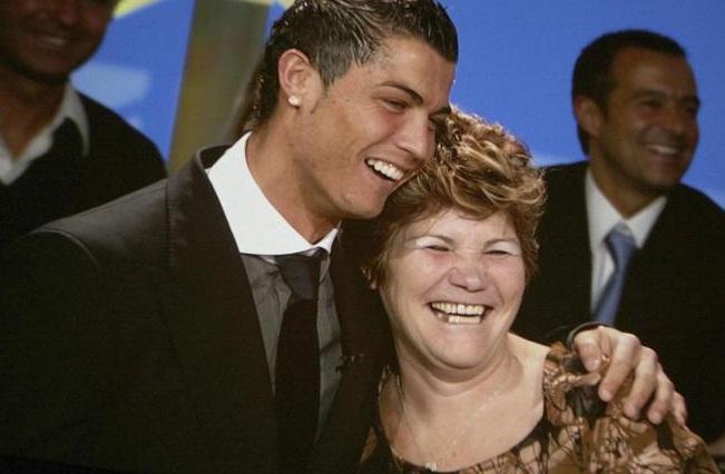 Mama lui Cristiano Ronaldo, reținută pe un aeroport din Madrid! Ce au găsit polițiștii în bagajele femeii  