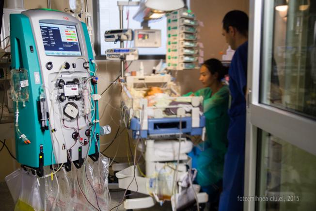 Medicul Cătălin Crîstoveanu a salvat, în premieră absolută, un bebeluş cu insuficienţă renală şi hepatică cu ajutorul unei tehnici revoluţionare Medicul Cătălin Crîstoveanu a salvat, în premieră absolută, un bebeluş cu insuficienţă renală şi hepatică cu ajutorul unei tehnici revoluţionare