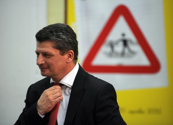 Lucian Diniţă, fostul şef al Poliţiei Rutiere, trimis în judecată pentru trafic de influenţă. MITA PRIMITĂ: un miel, doi curcani şi 5 kg de păstrăv Lucian Diniţă, fostul şef al Poliţiei Rutiere, trimis în judecată pentru trafic de influenţă. MITA PRIMITĂ: un miel, doi curcani şi 5 kg de păstrăv