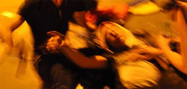 Incident VIOLENT în centrul Capitalei. <br />Tânăr împușcat în cap de poliţia locală! Filmul complet al agresiunii (VIDEO)