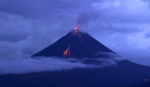 Erupție SPECTACULOASĂ a vulcanului Sinabung: Mii de oameni evacuați (Video)