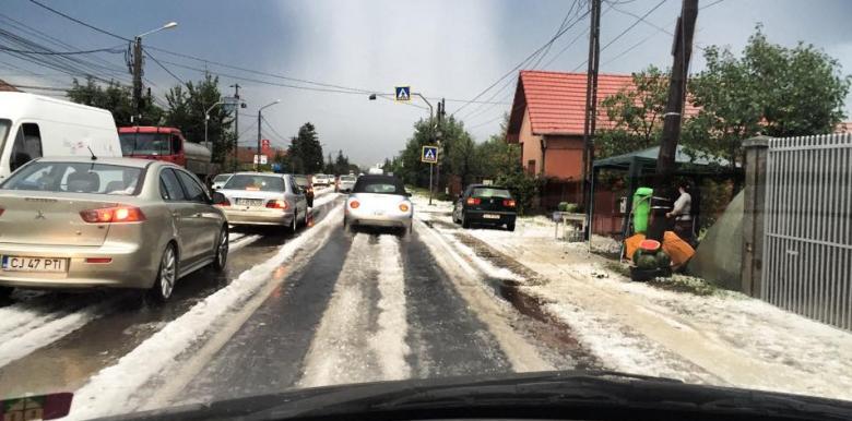 Furtunile VIOLENTE, ploile torențiale și GRINDINA au făcut ravagii în țară. O comună din Cluj a fost acoperită cu gheață (VIDEO)
