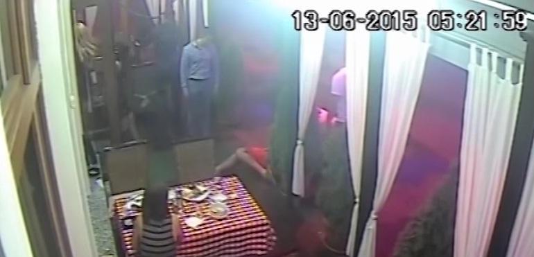 VIDEO. FILMUL violenţelor dintre poliţistul arădean şi sportivul ajuns în COMĂ. Câte lovituri l-au pus pe poloist la pământ 
