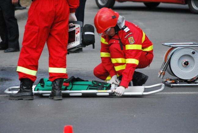 ACCIDENT GRAV ÎN BUCUREŞTI. O femeie a fost lovită pe trecerea de pietoni. Şoferul a mai acroşat şi un taxi ACCIDENT GRAV ÎN BUCUREŞTI. O femeie a fost lovită pe trecerea de pietoni. Şoferul a mai acroşat şi un taxi