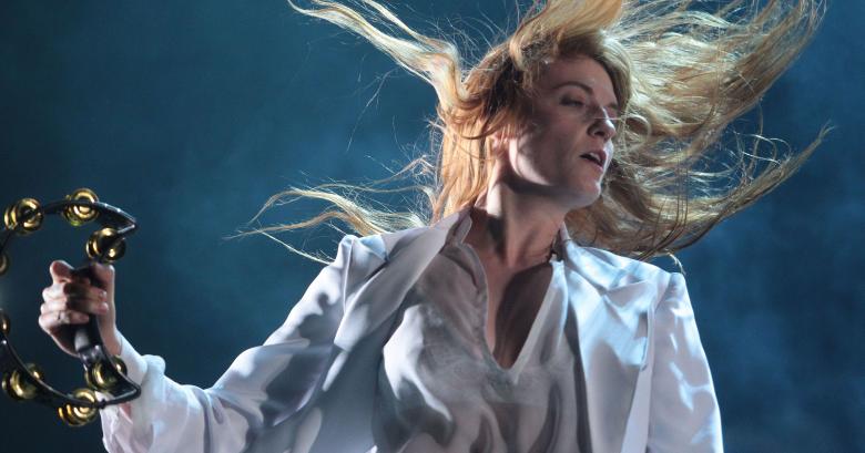 La Glastonbury, Florence and the Machine cap de afiş în locul lui Foo Fighters. VIDEO