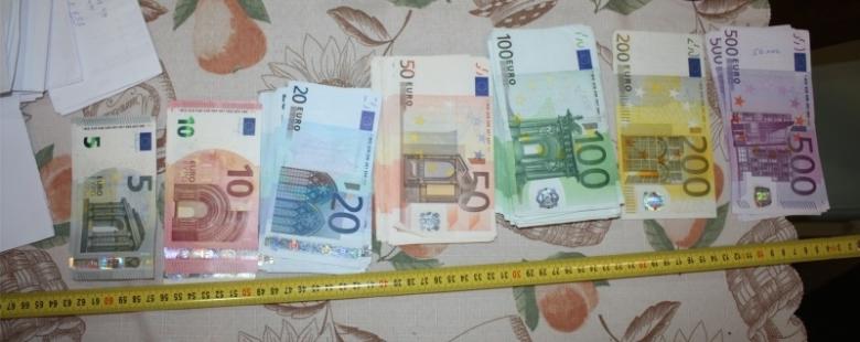 Vezi cum arată 1.000.000 de euro cash. Banii au fost ridicaţi de la MEDICII ȘPĂGARI din Bihor