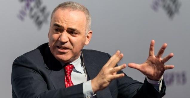 Kasparov: Putin blufează cu obrăznicie. Pentru el politica nu este șah, ci poker Kasparov: Putin blufează cu obrăznicie. Pentru el politica nu este șah, ci poker
