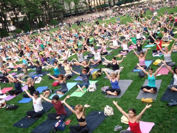 RECORD de Guinness Book: 35.000 de oameni vor face yoga simultan