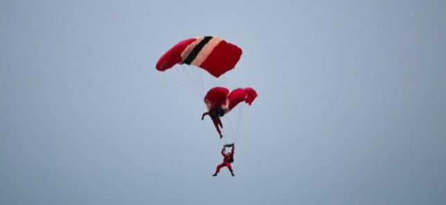 SHOW AVIATIC cu scene de INFARCT! Unui parașutist Red Devil nu i s-a deschis parașuta. Ce a urmat e DRAMATIC (VIDEO) SHOW AVIATIC cu scene de INFARCT! Unui parașutist Red Devil nu i s-a deschis parașuta. Ce a urmat e DRAMATIC (VIDEO)
