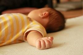 În Franţa, părinţii au acceptat decesul programat al fiicei lor de şapte luni, în comă de 40 de zile