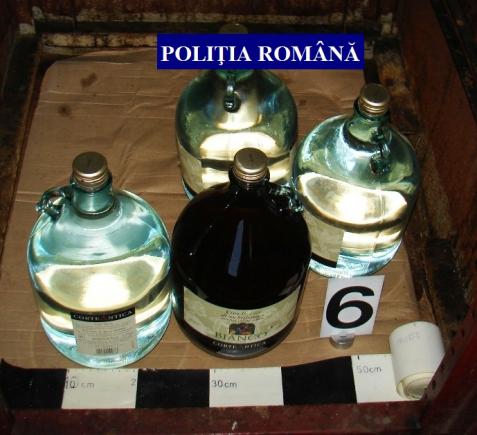 Coniac contrafăcut, pentru nunţi și botezuri. 1,7 tone de alcool, confiscate de poliţiști