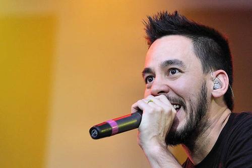 Mike Shinoda de la Linkin Park apare într-un clip VR 360 grade. Vezi VIDEO