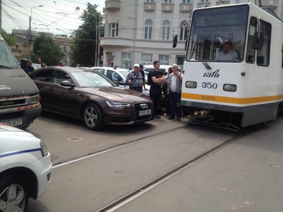 BUCUREŞTI: Cum blochezi trei cartiere şi trei linii de tramvai timp de o oră