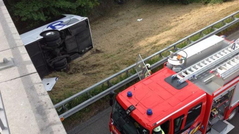 Un autocar cu 34 de copii s-a răsturnat pe o autostradă. Şoferul şi-a pierdut viaţa, zeci de persoane sunt rănite Un autocar cu 34 de copii s-a răsturnat pe o autostradă. Şoferul şi-a pierdut viaţa, zeci de persoane sunt rănite