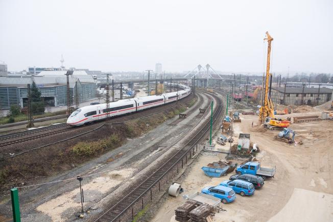 ACCIDENT TERIBIL. Român de 26 de ani, ucis de curentul produs de un tren în Germania ACCIDENT TERIBIL. Român de 26 de ani, ucis de curentul produs de un tren în Germania