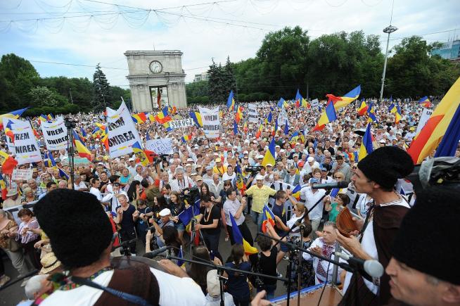 Chisinău: 30.000 de oameni în strada! Manifestanții au pornit pe jos spre vama Ungheni