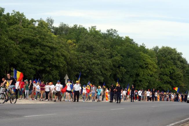 Marșul Chișinău-București. Câteva sute de tineri vin pe jos spre Capitală