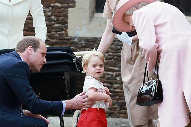 Mare problemă! Cum îi spune Alteța sa, adorabilul Prince George, Reginei? (VIDEO)