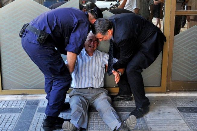 Ajutor neașteptat pentru pensionarul devenit IMAGINEA DISPERĂRII în Grecia