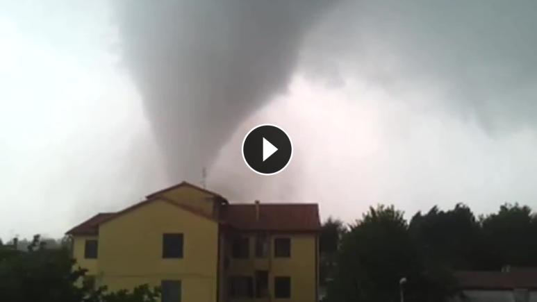 ÎNFRICOŞĂTOR. Tornadă în zona Veneţiei! Un mort şi 30 de răniţi (VIDEO)