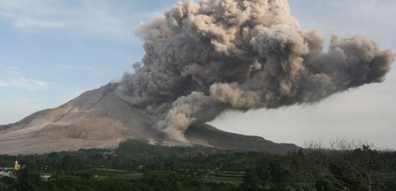 UPDATE: Un nor de cenuşă vulcanică închide 5 aeroporturi indoneziene