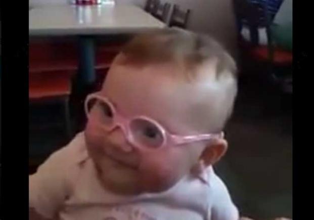 EMOȚIONANT! Un bebeluș primește o pereche de ochelari cu care poate vedea pentru prima dată (VIDEO)