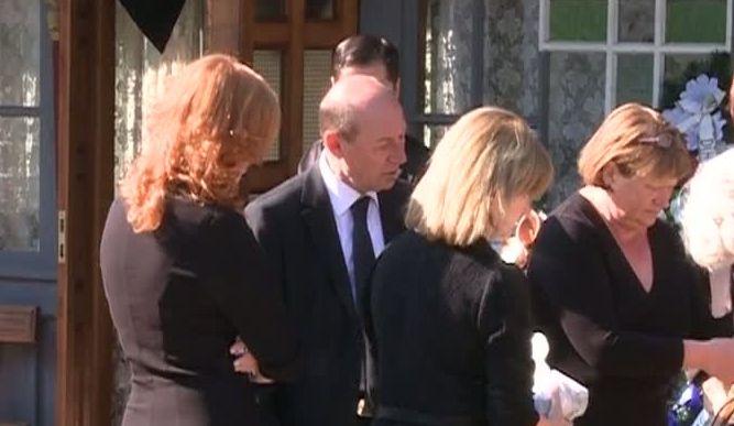 Traian Băsescu își înmormântează socrul. La ceremonie este prezentă și Elena Udrea
