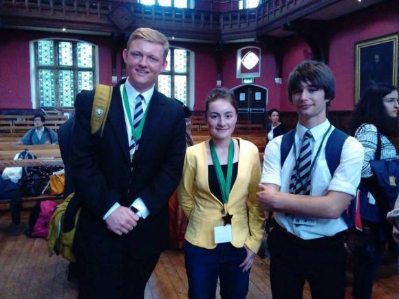 O adolescentă de 15 ani a obținut medalia de aur pentru România la competiția de dezbateri de la Oxford