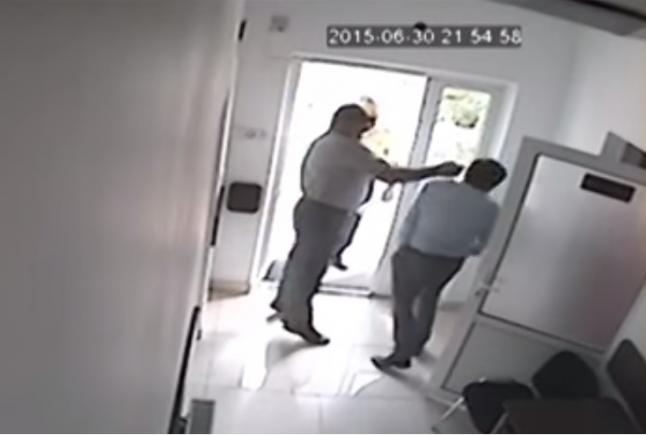Imagini şocante: primar, viceprimar şi secretar loviţi în sediul Primăriei (VIDEO)