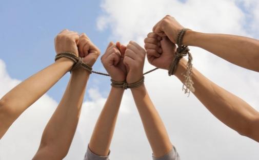 Poliția Română: Peste 300 de persoane au fost trimise în judecată pentru trafic de persoane