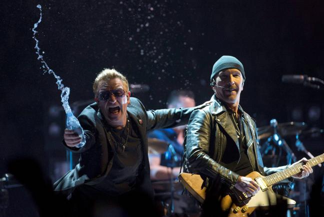 U2 a lansat „Song For Someone” feat. Woody Harrelson. VIDEO