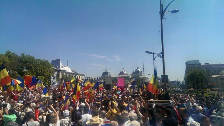 O mie de tineri au venit pe jos din Chișinău în București să ceară UNIREA: 