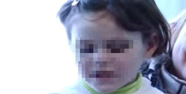 Caz ABOMINABIL în Republica Moldova! I-a tras fiicei vitrege limba cu cleștele, i-a tăiat-o cu foarfeca, apoi a forțat-o să-și bea sângele (VIDEO)
