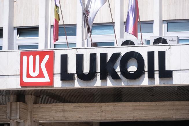 Lukoil avertizează că și-ar putea închide rafinăria