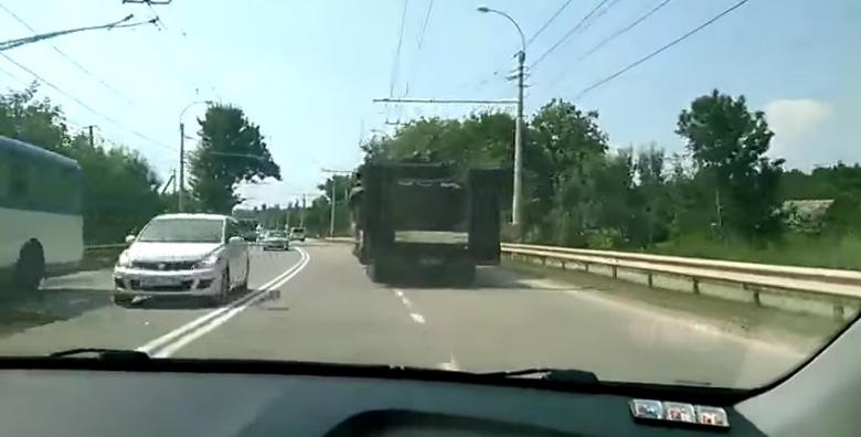 ACCIDENT SPECTACULOS. Un tanc rusesc se PRĂBUȘEȘTE de pe platforma unui camion, pe o șosea din Crimeea (VIDEO)