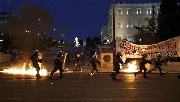 Proteste la Atena în timpul dezbaterilor din Parlament privind acordul cu creditorii