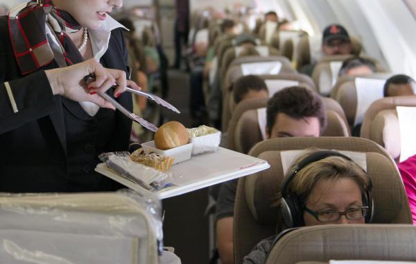 Protest inedit. Stewardesele companiei Swiss au solicitat bacșiș pasagerilor!