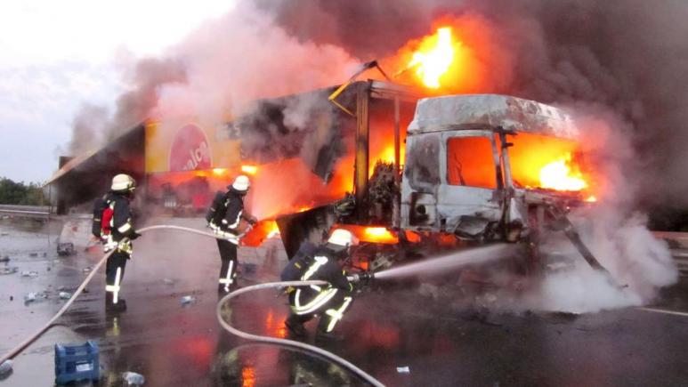 Șofer român, scos din flăcări pe o autostradă din Germania