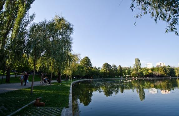 Plimbări cu vaporaşul în Parcul IOR din Bucureşti