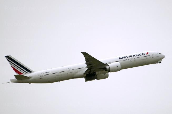 Un Boeing al Air France a pierdut o piesă de 60 kg la decolare