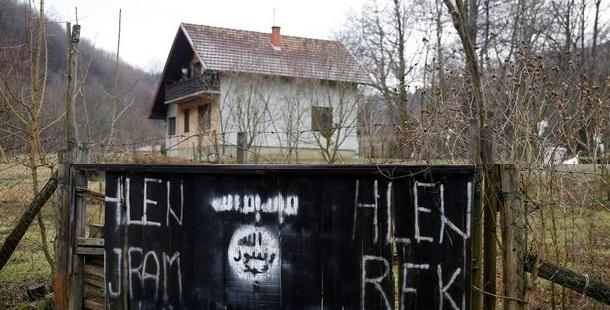 Bastion ISIS în inima Europei! Teroriștii cumpără în SECRET pământ într-un sat izolat, aproape de România
